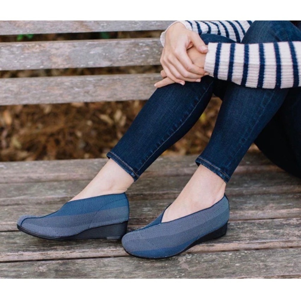 Charleston Shoe Co The Cape Toe Wedge Loafer V-Cut Low Heel Women's Size 8